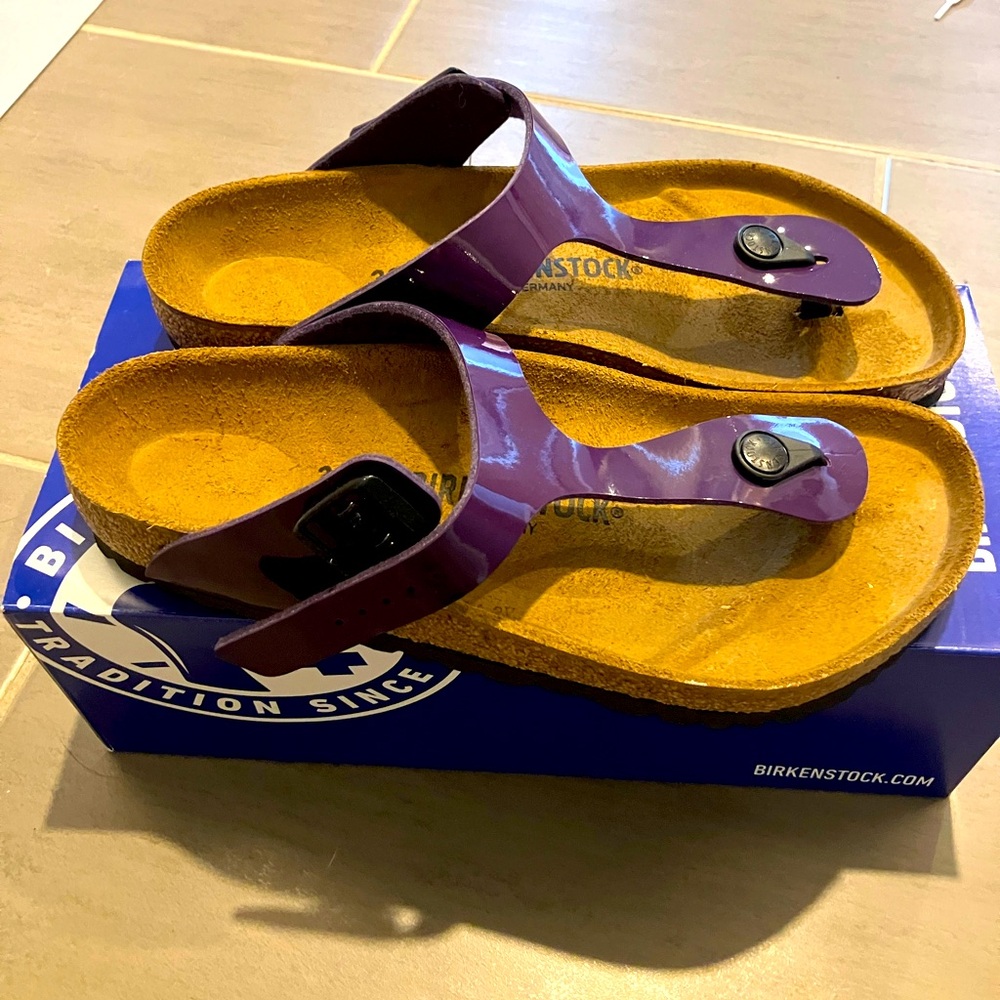 NIB Birkenstock Gizeh purple patent leather sandals.